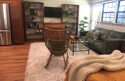 Texarkana Apartment | Beautiful Studio w Full Kit, W/D, Covered parking, Close to Shopping/Restaurants