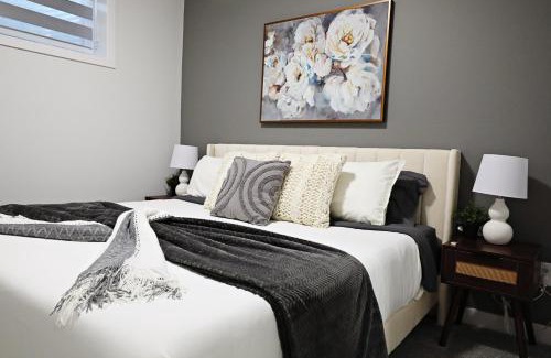Southwest Edmonton House | Beautiful Suite King Bed,Long Stays,Disney,Airport