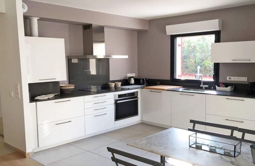 Saint-Jean-de-Luz Apartment | Beautiful sunny apartment with large terrace 50 m from the beach.