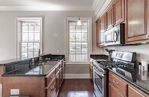 Central Business District House | Beautiful Townhouse at De Tonti Square