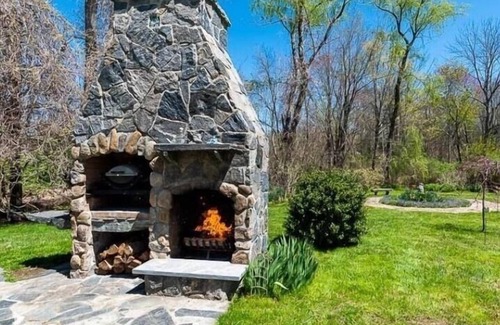 Colchester House | Beautiful Two Bedroom Home with Fireplace