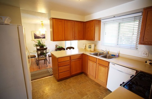 Reno/Tahoe Airport House | BEAUTIFUL TWO LEVEL RENO HOME LOCATED NEAR CONVENTION CENTER AND ATLANTIS CASINO