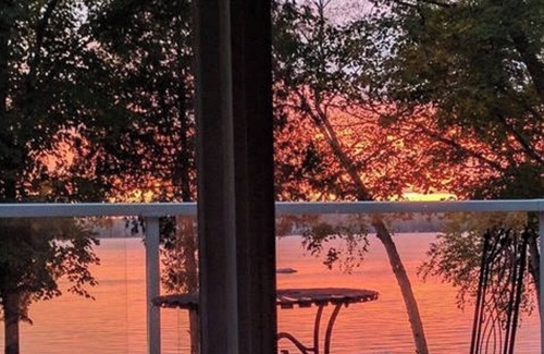 Selwyn House | Beautiful Upper Buckhorn Lake Waterfront Cottage - 2 min to town