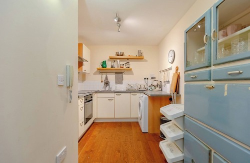Hackney Central House | Beautiful & Vibrant 2BD Home w/Balcony - Hackney!