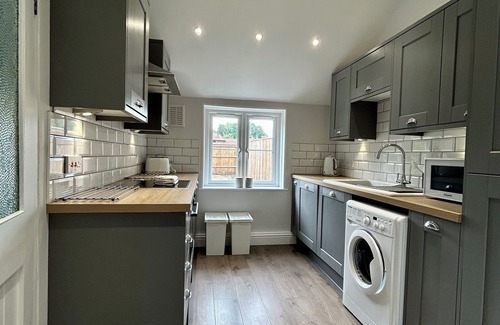 Epsom Cottage | Beautiful Victorian cottage in Ashtead easy access to London set in countryside