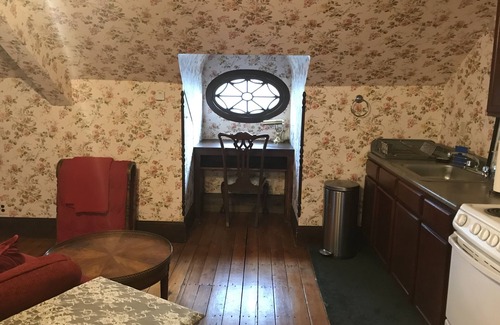 Glens Falls Apartment | Beautiful,Victorian Apt ,very close to downtown for travel nurses and temps
