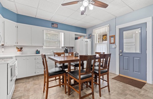 Guttenberg House | Beautiful Victorian Home One Block from Mississippi River!
