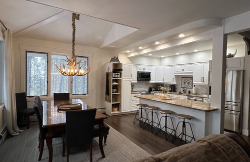 Warrior's Mark West House | Beautiful Views of Peak 9 & 10. Expert Ski in Ski Out Neighborhood. Shuttle.