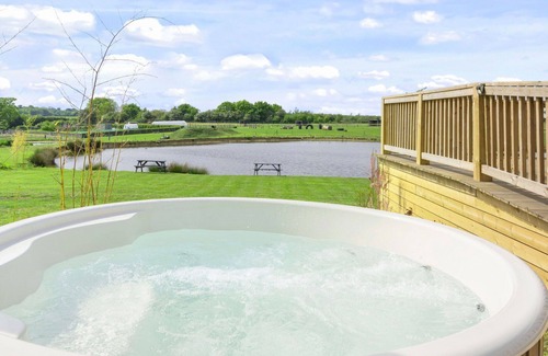 Hertford House | Beautiful villa for 6 guests with hot tub, TV, terrace, pets allowed and parking