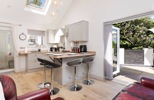 Newbridge House | Beautiful villa for 4 people with WIFI, terrace, pets allowed and parking
