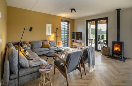 Sint Nicolaasga Villa | Beautiful villa on the water in Friesland