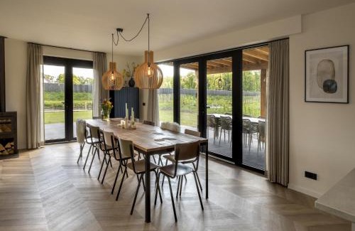 Sint Nicolaasga Villa | Beautiful villa on the water in Friesland