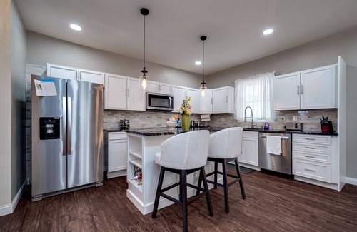 Dayton House | Beautiful Walnut Home 4bed/bathrooms with Private Parking
