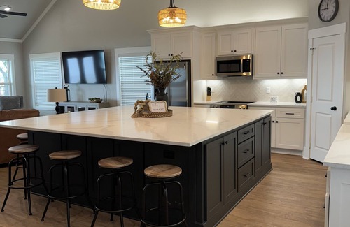 Flint House | BEAUTIFUL WATERFRONT 2 BR 2 BH house on Lake Palestine, WiFi, AC & amazing views