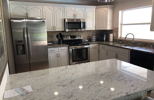 Biggar House | Beautiful Waterfront Paradise. 10 miles to the beach!