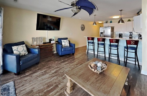 Put-in-Bay Condo | Beautiful Waterfront Put-In-Bay Condo - Lakeside Decks 4BR 3BA -12ppl CON 207