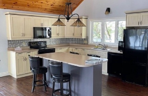 North Frontenac Cottage | Beautiful well kept Private waterfront cottage on Big Gull Lake