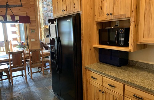 Shawano House | Beautiful Wisconsin Lake-front Log Home (sleeps 6-8)