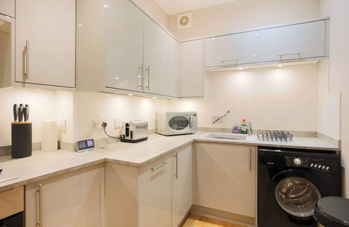 Marchmont Apartment | beautifully appointed 2-bedroom, 2-bathroom apartment nestled on the 3rd floor. Sleeps 4.