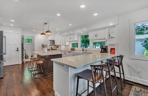Huddleston House | Beautifully appointed SHOWPLACE home on FLAT LOT w/250' of shoreline & HOT TUB! Come Visit "Viewtopi