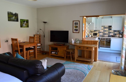 Irstead Cottage | Beautifully appointed garden cottage with hot tub