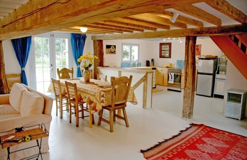 Avernes-Saint-Gourgon Cottage | Beautifully converted detached Coach House in Normandy village