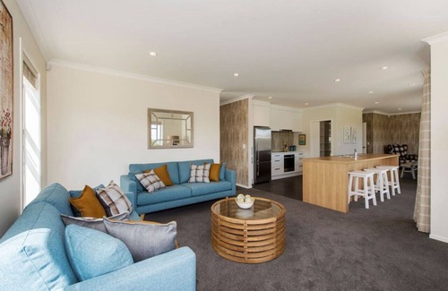 Wharewaka House | Beautifully furnished modern home in a quiet area