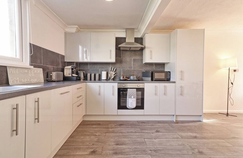 Crays Hill House | Beautifully Modern Retreat in Basildon With Garden