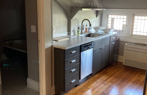 Charleston Apartment | Beautifully remodeled apartment in downtown east end historic district!