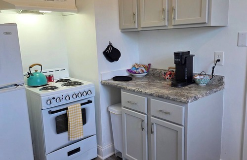 Topeka Apartment | Beautifully Renovated 1 Bed, 1 Bath, Pet-Friendly Apt, 2 Blks From State Capitol