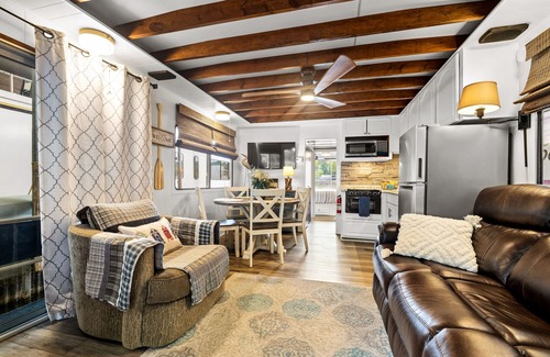 Downtown Knoxville Boat Rental | BEAUTIFULLY RENOVATED HOUSEBOAT on Tennessee River with golfcart in Knoxville !