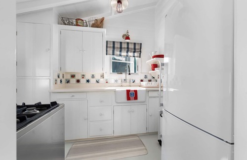 Balboa Island Cottage | Beautifully Updated Historical Cottage Retreat with Garage!