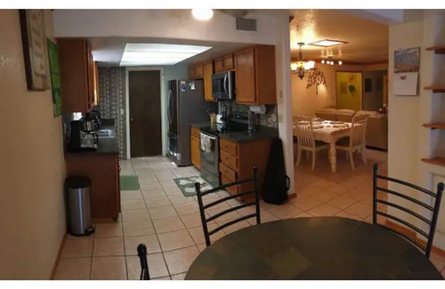 Biggs Field House | Beauty & Cozy w-King Bed Home By Country Club