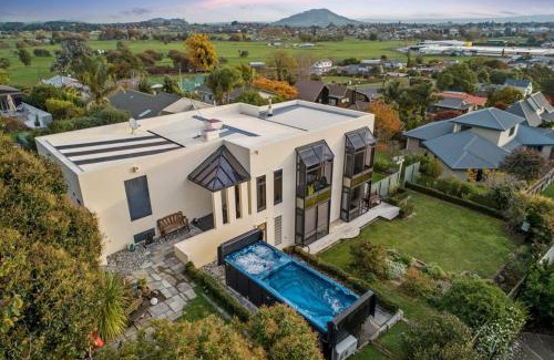 Te Awamutu House | Beauty with Panoramic Views of Mount Pirongia