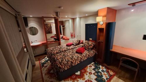 Gullegem Bed & Breakfast | BeautyD RED ROOM centrum Gullegem