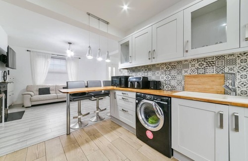 Downham House | Beckenham Place - Free Parking - Self Check-in