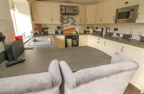 Sutton-in-Craven Cottage | BECKSIDE COTTAGE, romantic, with hot tub in Cowling
