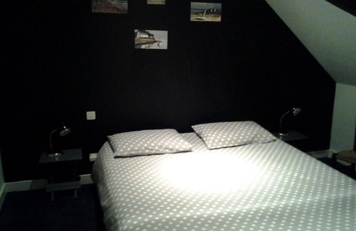 Malicorne-sur-Sarthe House | BED AND BREAKFAST WITH PRIVATE BATHROOM - B
