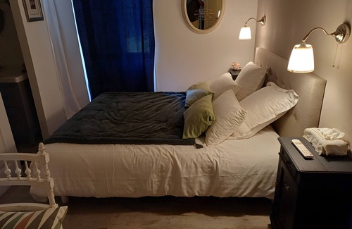 Arzacq-Arraziguet Bed & Breakfast | Bed and Breakfast 'Anémone' with Mountain View, Wi-Fi and Air Conditioning