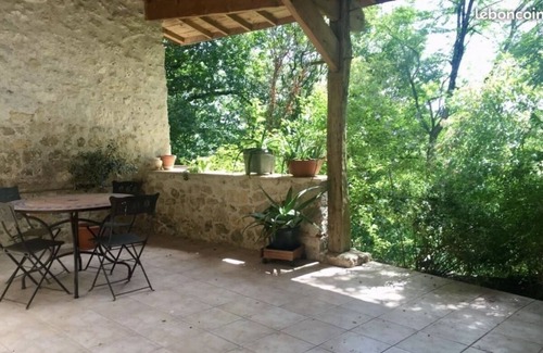 Clermont-Dessous Bed & Breakfast | Bed and Breakfast "Chez Sophie" bedroom ground floor terrace