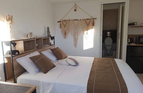 Dions Bed & Breakfast | Bed and breakfast, intimate comfort, jacuzzi in season, ideally located