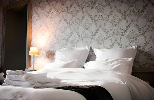 Sanxay Bed & Breakfast | Bed and Breakfast 'Suite Familliale - Vue Sur Jardin' with Shared Garden and Wi-Fi