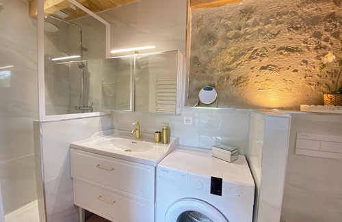 Lasserre Bed & Breakfast | Bed & Breakfast avec salon, kitchinette, terrasse, jardin privé et clos