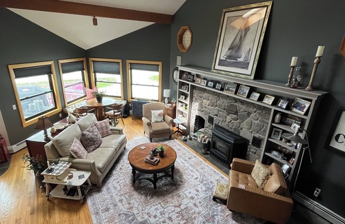 Alburg Bed & Breakfast | Bed & Breakfast on Lake ChamplainnTwo private rooms in a lake front retreat!