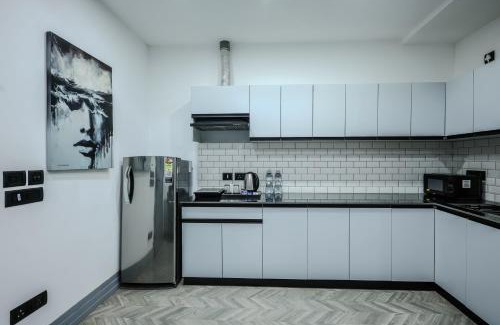 Sushant Lok Apartment | BedChambers Luxury Apartment Near Golf course Road