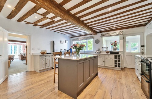 Eye Cottage | BEDINGFIELD HOUSE, NR DEBENHAM, pet friendly, with pool in Debenham