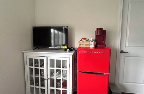 Thorold House | Bedroom Ensuite (Unit 1) @Welland, ON…a cozy bedroom space with jacuzzi