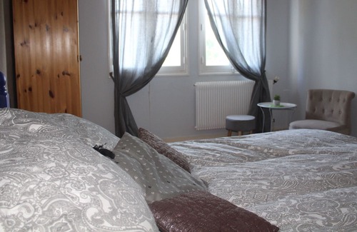 Piegut-Pluviers Bed & Breakfast | Bedroom With Ensuite Bathroom in Bnb, Breakfast Incl