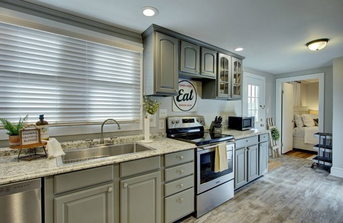 Schley House | "Bee Haven" Cottage Retreat Near Colonial Williamsburg
