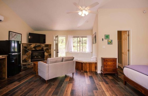 Montebello Cabin | Bee Mountain Cabin fireplace, kitchen, jacuzzi